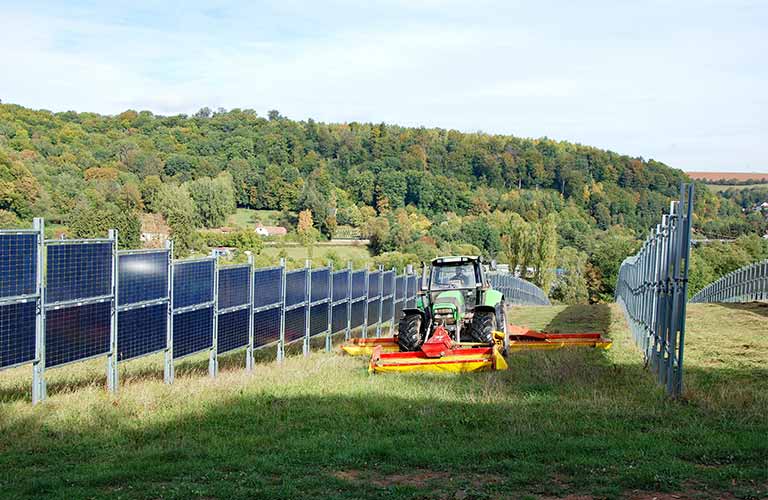 Mäharbeiten in der Agri-PV Anlage