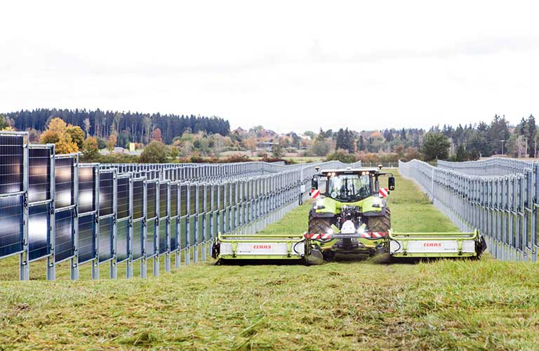 Mäharbeiten mit Traktor in der AgriPV Anlage