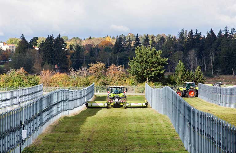 Mahd mit Traktor in Agri-PV Anlage
