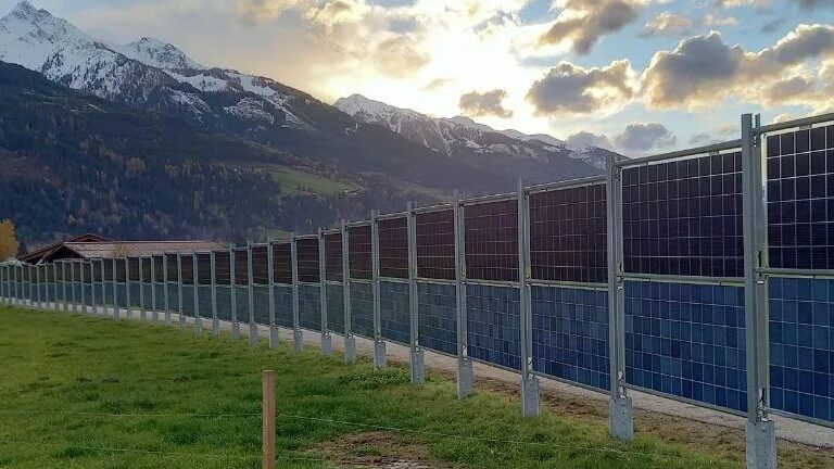 vertikale bifaciale Photovoltaik von Next2Sun | Agri-PV auf dem Hintergrund der Berge