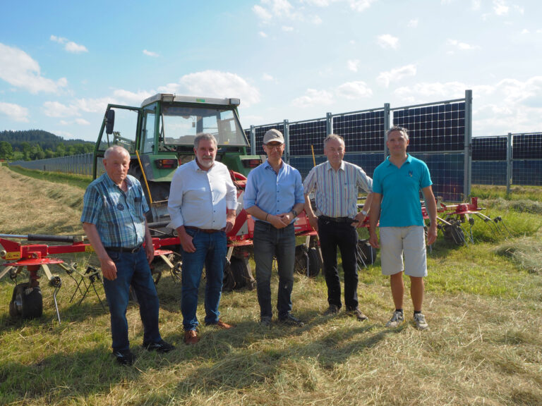 Bundeslandswirtschaftsminister Cem Özdemir zu Besuch im Next2Sun Agri-Solarpark Donaueschingen Aasen (v.l.n.r. Klaus Hall (Landwirt), Bernhard Bolkart (Präsident BLHV), Cem Özdemir (Bundesminister für Ernährung und Landwirtschaft), Dr. Gerhard Bronner (Vorsitzender LNV), Heiko Hildebrandt (Vorstand Next2Sun AG)