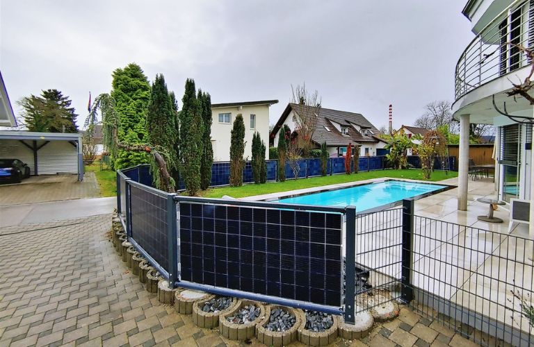 Solarzaun von Next2Sun für Privathaushalte um den Poolbereich