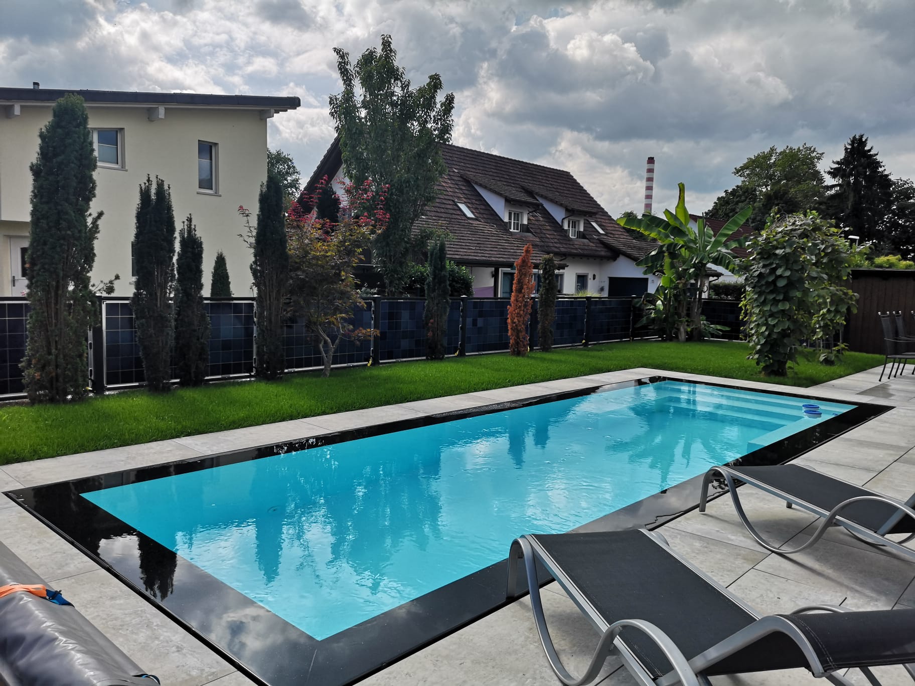 Garten mit Pool und Solarzaun von Next2Sun als Einfriedung für Eigenheim